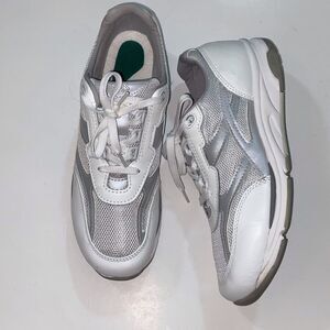 SAS Stylish White and Gray Sneakers Size 10.5 Unisex
